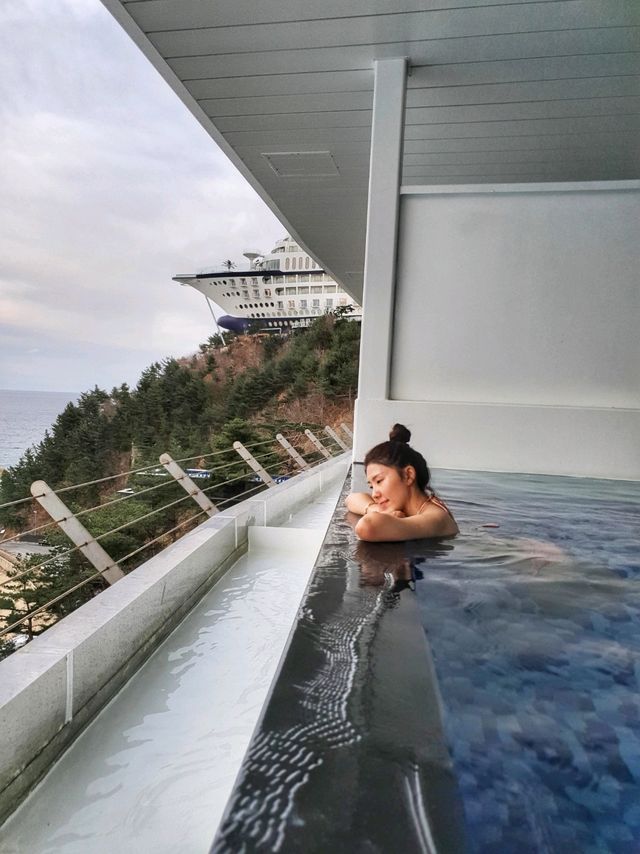 겨울에도 따뜻한 인피니티풀빌라가 있는 비치크루즈🏨