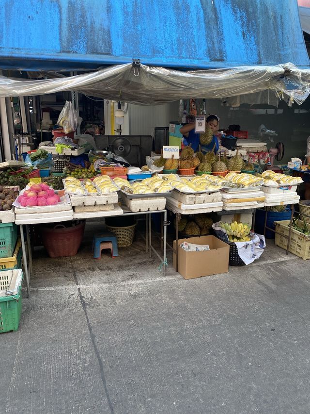 ของกินหลากหลายที่ตลาดน้ำพุ เมืองจันทบุรี 