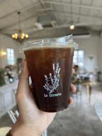 คาเฟ่บรรยากาศดีชะอำ สวนสวยสไตล์อังกฤษ