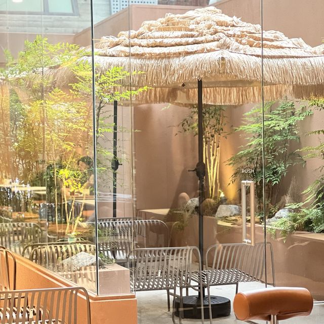 홍대 핫한 신규 베이커리카페! 오퍼❣️ 도심속 휴양지🌴