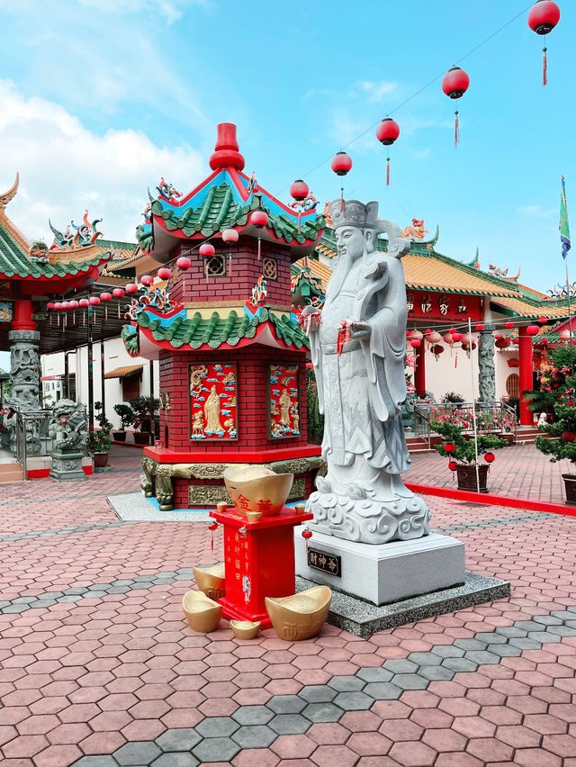 8 different Chinese Temples in One Locations