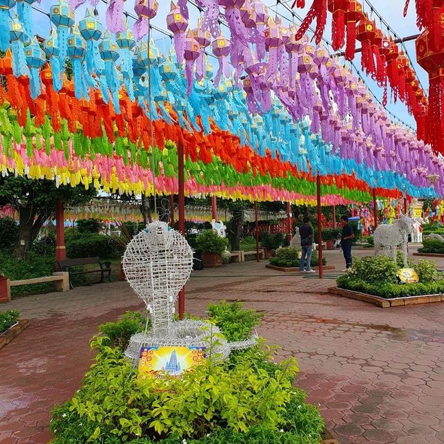 สักการะ อนุสาวรีย์ พระนางจามเทวี ณ เมืองลำพูน