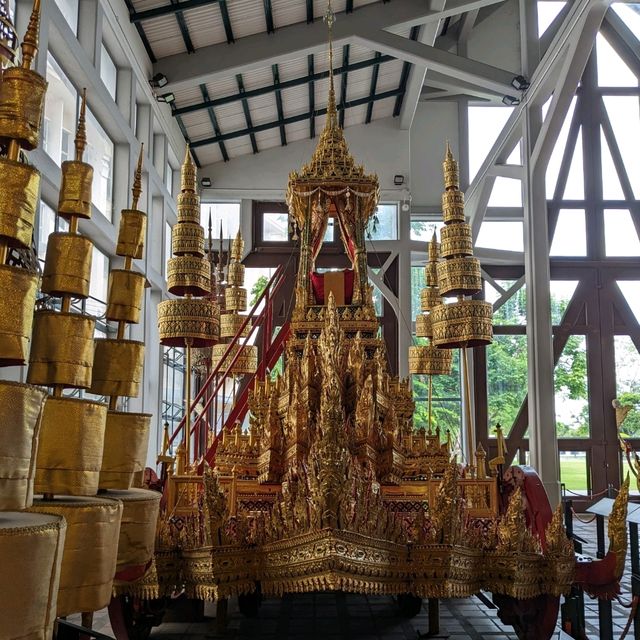 バンコク国立博物館は、タイの国史を知る事の出来るタイ最大の博物館で、水曜と木曜は無料で日本人ガイドが案内してくれる。