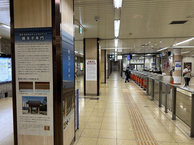 福岡・博多。博多駅の地下街と地下鉄祇園駅を結ぶ『祇園駅(博多旧市街口)方面連絡通路』と『Fギャラリー』
