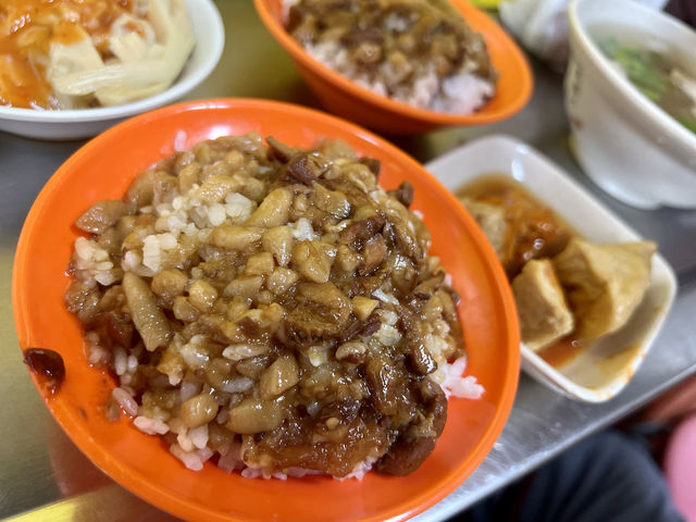 基隆夜市百年老店｜天ㄧ香 肉羹順，超級便宜人很多