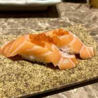 【大阪・福島】高架下のレトロな空間で味わうお寿司「元祖ぶっち切り寿司 魚心 福島総本店」
