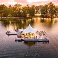 ร้านอาหารกลางน้ำ หน้าหาดบางเทาในโรงแรมหรู