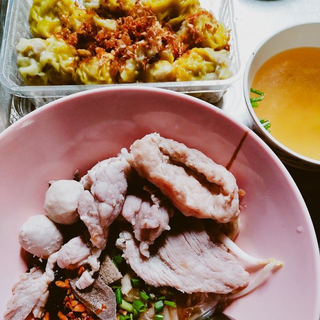 ก๋วยเตี๋ยวลูกชิ้นหมู เกาะสมุย ร้านอร่อยเมืองปากน้ำ