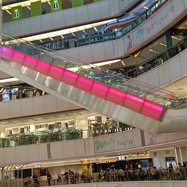 APM 會變色的彩虹扶手電梯 , 真的很浪漫！