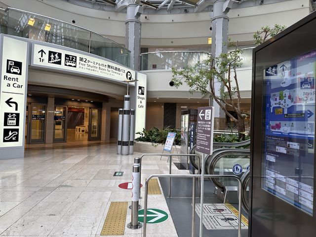 関西国際空港。第2ターミナルへの無料連絡バスが発着『エアロプラザ』ホテルに飲食店、ラウンジあります。