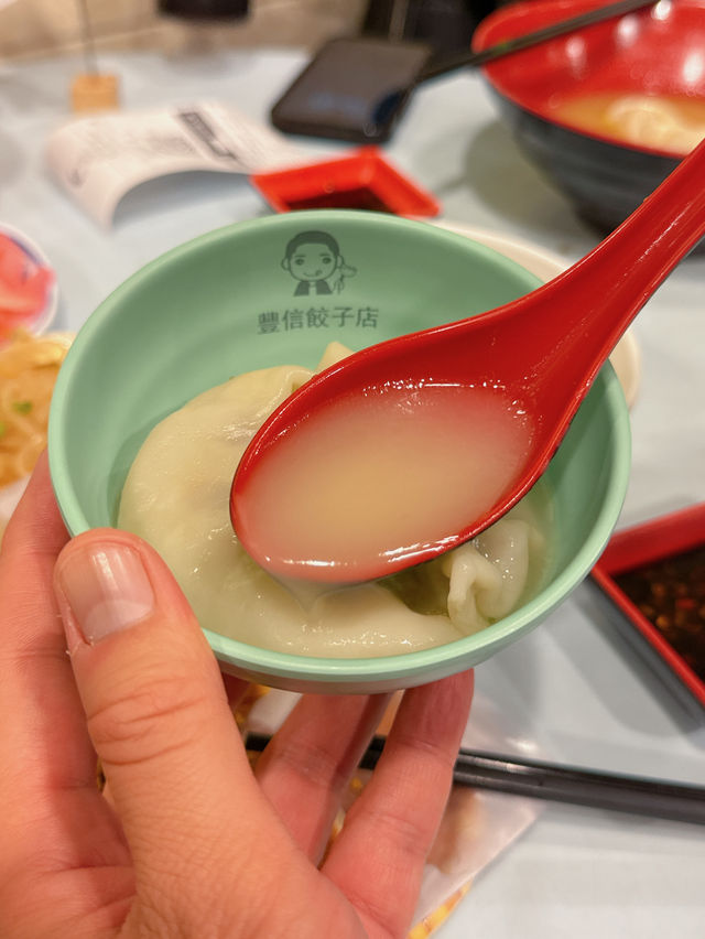秋冬最鍾意就係食湯餃/湯麵，今晚同朋友揀左人氣大熱既「豐信餃子店」，晚市時間超受歡迎，大排長龍，大家想食鮮味十足既餃子，記得早d 黎攞位啦～