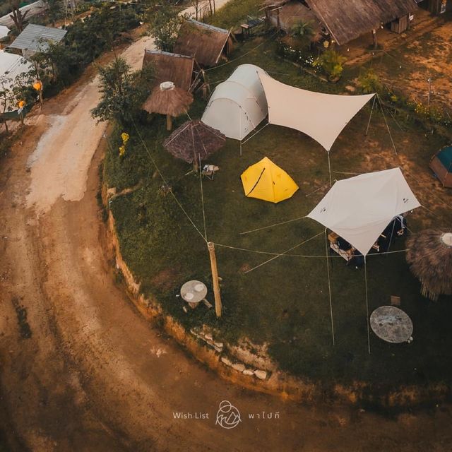 ลานกางเต็นท์ บนยอดเขา ที่บ้านรักไทย