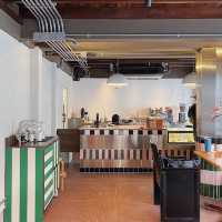 曼谷很美的咖啡店，大地色做主題！