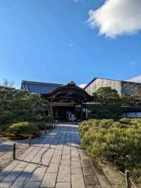 仁和寺の庭や池を眺めるていると、神社とは、また違う…寺院独特の荘厳な美しさを感じる