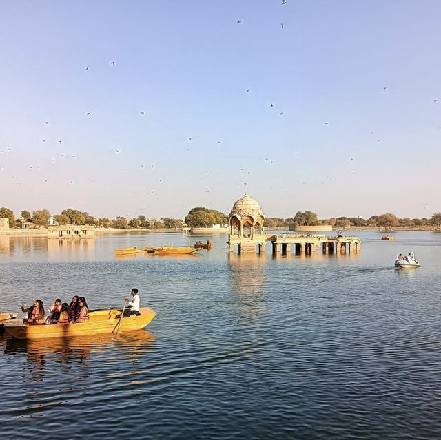 💛 Exploring the Tranquil Gadisar Lake 🛶