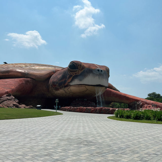 Vietnam LARGEST Aquarium looks like a Turtle!