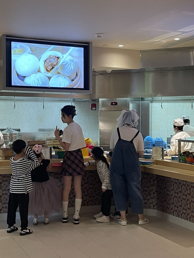 🏰 🌟 迪士尼魔法之旅：上海玩具總動員酒店早餐體驗 🏰🍳✨ 🍳