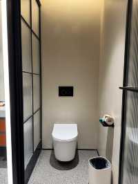 🏢 Hotel with Small entrance