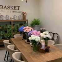 คาเฟ่ฟิลสวน Basket coffee and croissant