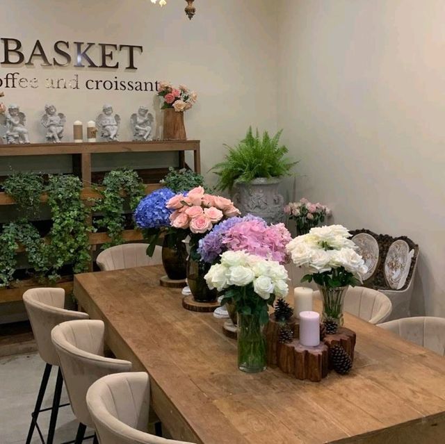 คาเฟ่ฟิลสวน Basket coffee and croissant