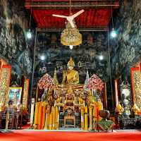 สักการะพระพุทธไสยาสน์ วัดมหาพฤฒารามวรวิหาร