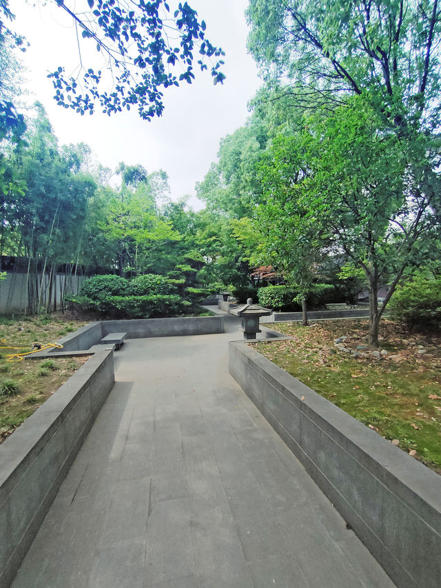 有着999尊佛像的万佛讲寺
