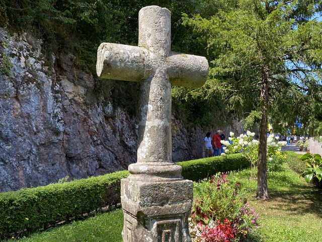 位於洞穴內的教堂💒