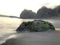 Nanganesa Beach หาดทรายสีดำกับฟองคลื่นสีขาว