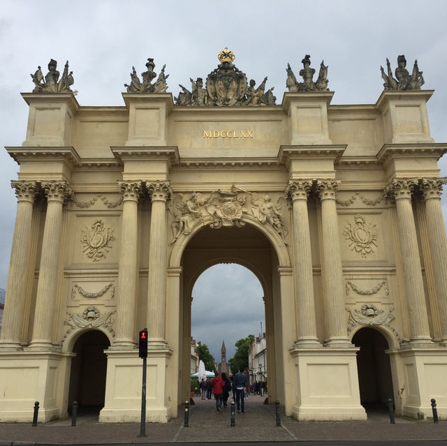 🏰🇩🇪 "探訪波茨坦的勃蘭登堡門：歷史與莊嚴的象徵" 🌟🏰