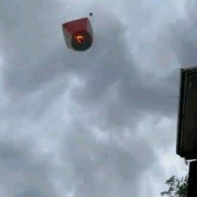 雨中遊壯觀十分瀑布，老街祈願放天燈