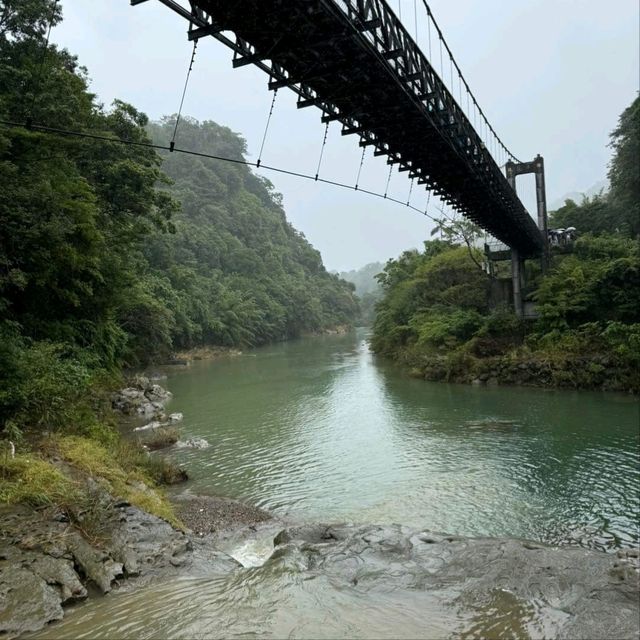 雨中遊壯觀十分瀑布，老街祈願放天燈
