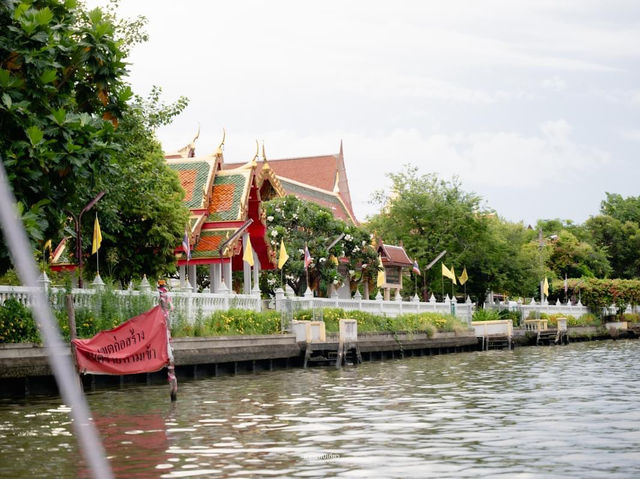 ล่องเรือชมวิธีชีวิตริมน้ำในวันลอยกระทง