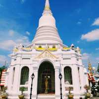 泰國曼谷標誌性皇家古跡寺廟景點:Wat Phitchaya Yatikaram Worawihan，雄偉白色巨塔，適合打卡拍照📸。