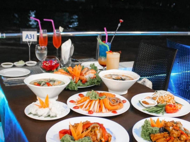  #บุฟเฟ่ต์ UNICORN CRUISE 🦐 🦪  ยามค่ำคืน