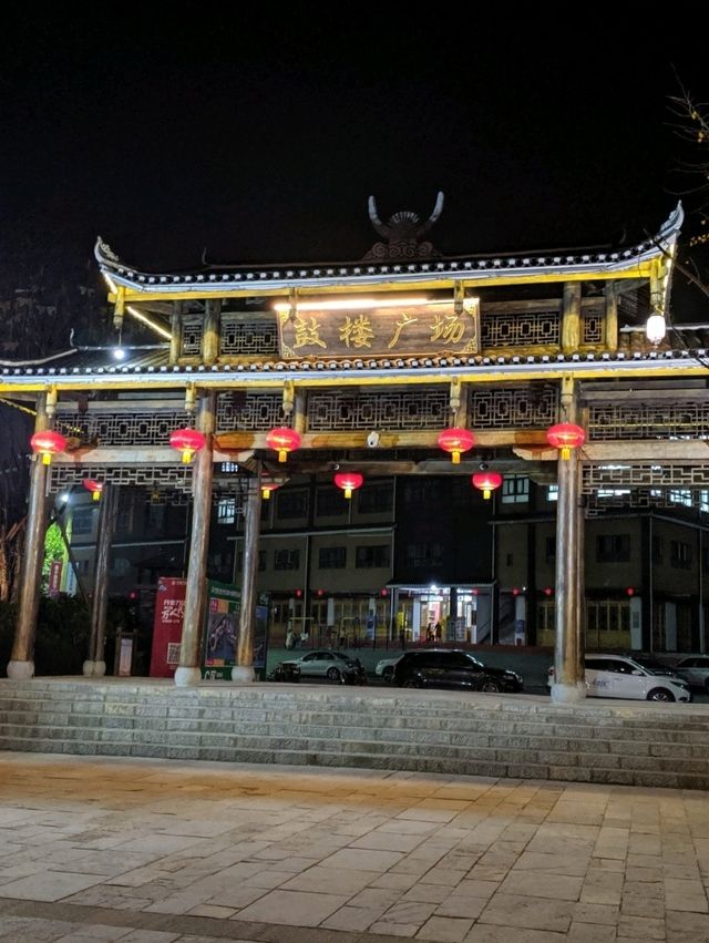 貴州避暑好去處，體驗苗村文化：丹寨萬達小鎮
