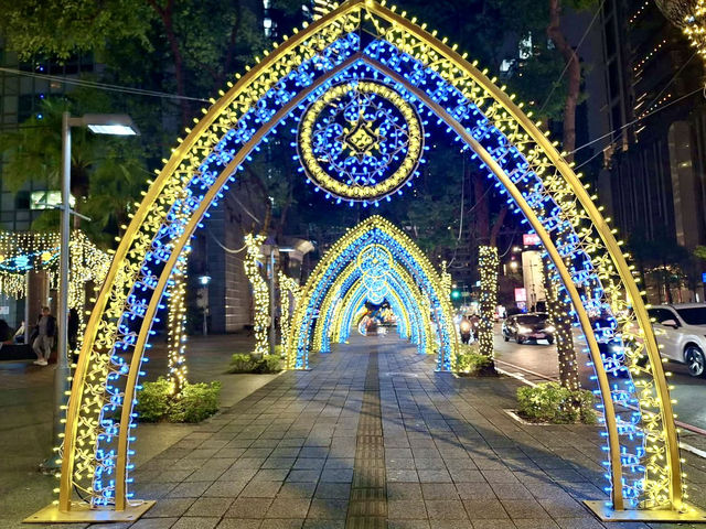 新北聖誕城-魔幻聖誕樹耀眼奪目，將整個夜空點亮