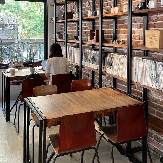 nice looking cafe