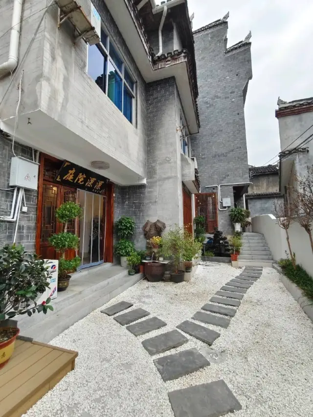 Where to stay in Fenghuang?