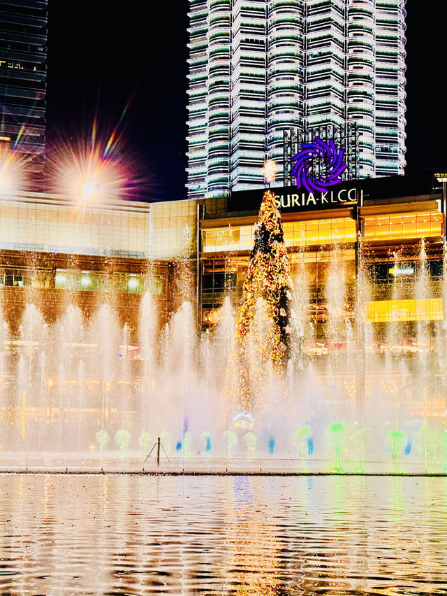 【クアラルンプール🇲🇾】ツインタワーの噴水ショー—幻想的な夜の絶景！ 🌊✨