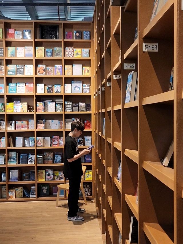 ✨Huge photogenic Book Store 