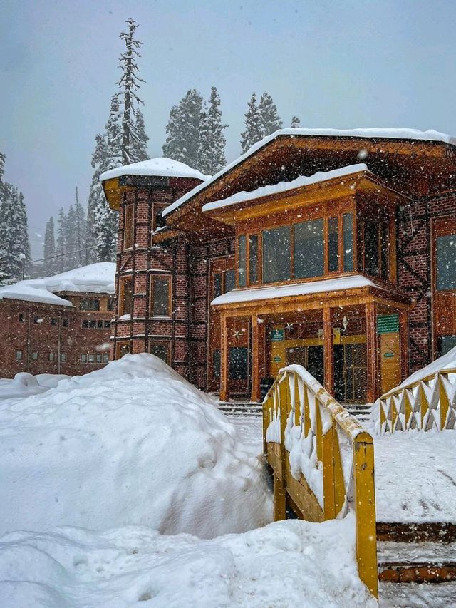 ❄️ Skiing Paradise in Gulmarg – A Winter Wonderland! ⛷️🏔️