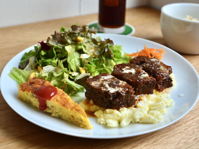 Cafe Wall: A Cozy Lunch Spot Near Shinjuku Sanchome