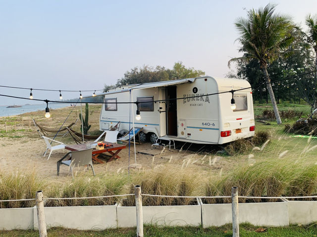 Eureka Beach Cafe Huahin พักผ่อนสุดชิลในรถบ้านริมเ