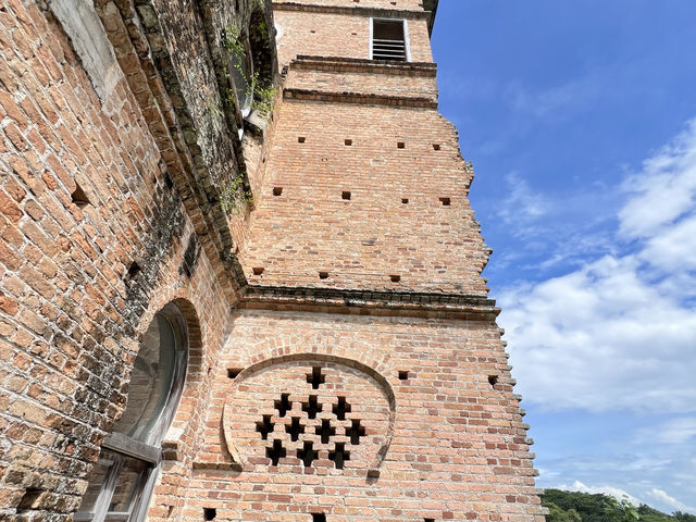 凱莉古堡（Kellie’s Castle）位於馬來西亞霹靂州怡保，是一座充滿神秘色彩的未完成城堡，擁有英國殖民時期的建築風格和各種靈異傳說。