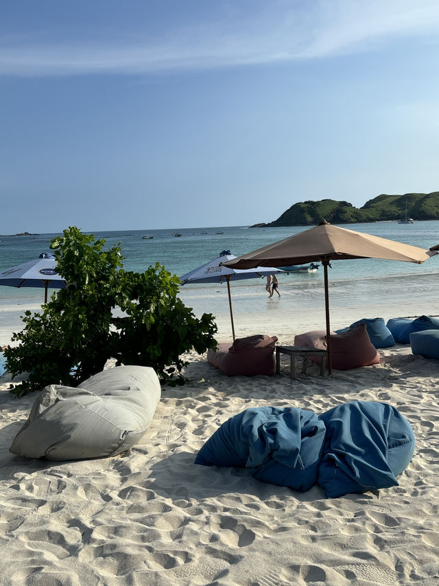 Relax and Refuel at Dina’s Warung in Kuta, Lombok 🍛🌴  