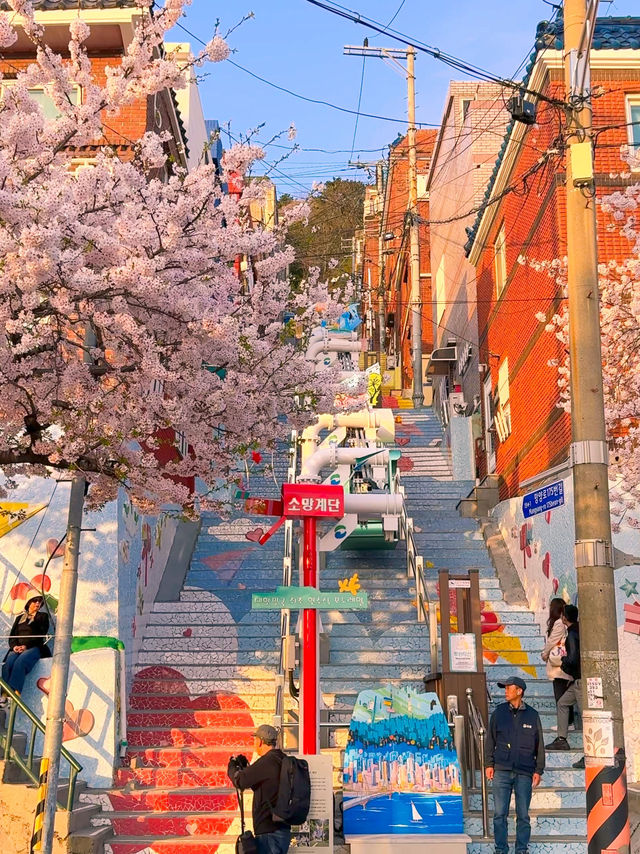 알록달록한 벽화와 모노레일이 지나가는 그림같은 봄날💗