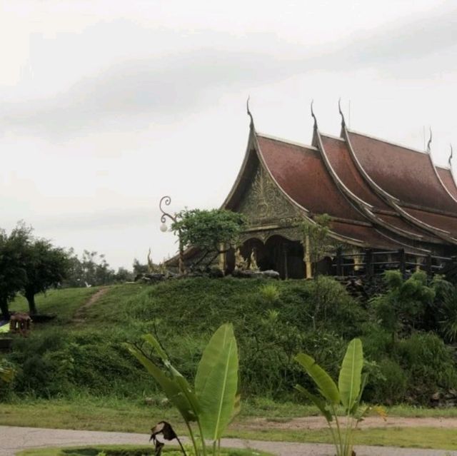 วัดสิรินธรวรารามภูพร้าว (วัดเรืองแสง)
