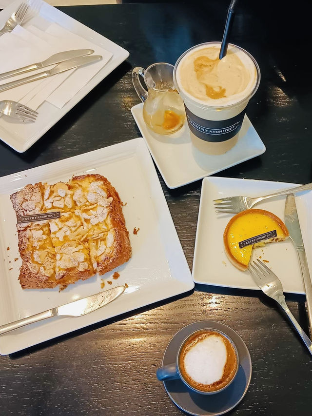Pastry Architect อยุธยา คาเฟ่มินิมอลกับตึกสีเหลือง