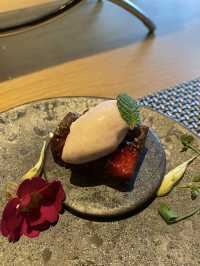 日本庭園を臨みながらホテルアフタヌーンティー
