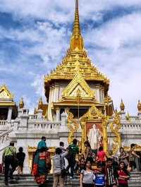 Wat Traimit’s Golden Wonder: A Shrine of Pure Splendor!
